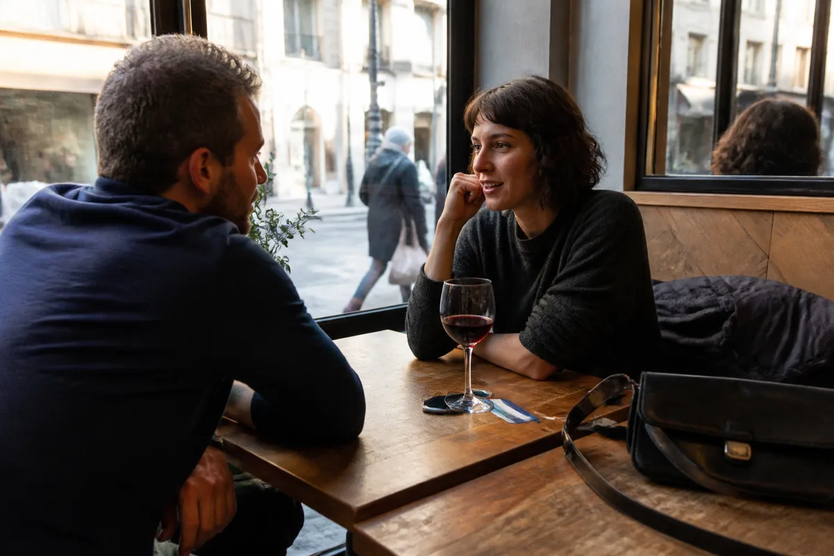 Première rencontre issue d’un site de rencontre dans un café public, téléphone et moyen de transport personnel visibles
